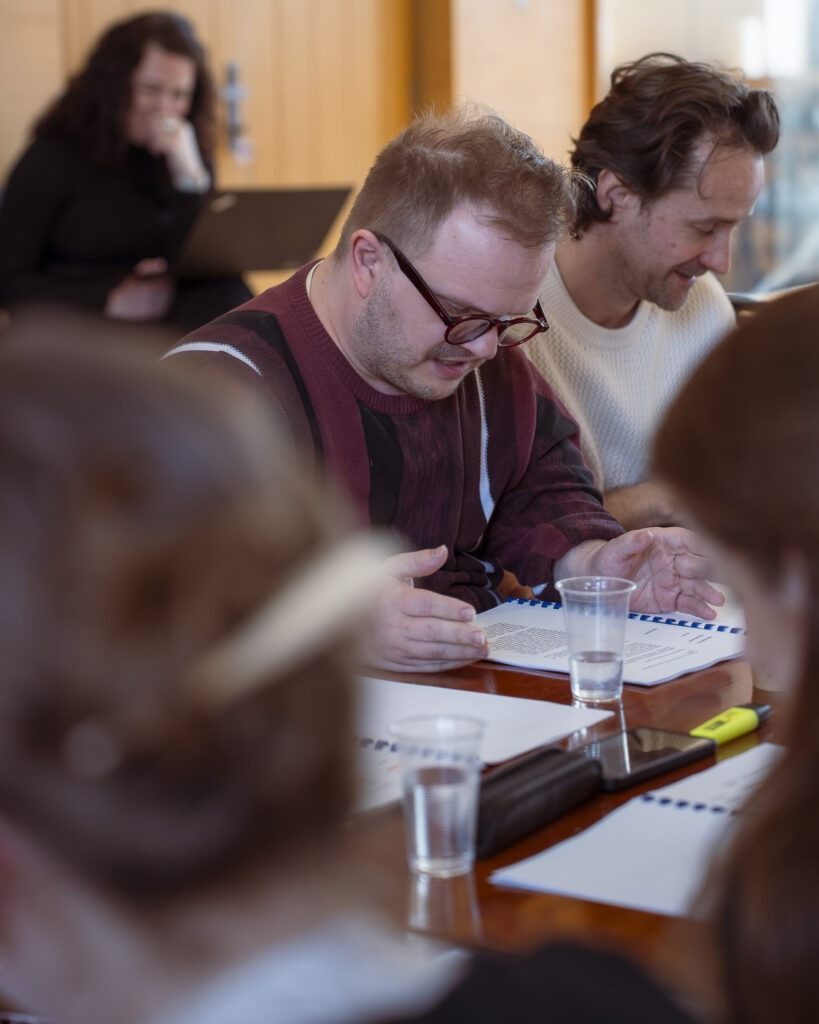 Michal Noga a Juraj Hrčka počas čítacej skúšky Rozprávok pre neposlušné deti a ich starostlivých rodičov 